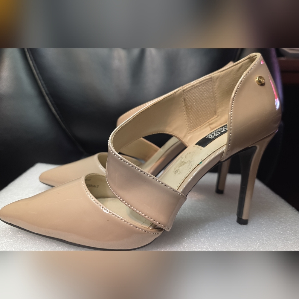 Jones New York Women's Nude Patent Heels - Picture 5 of 7